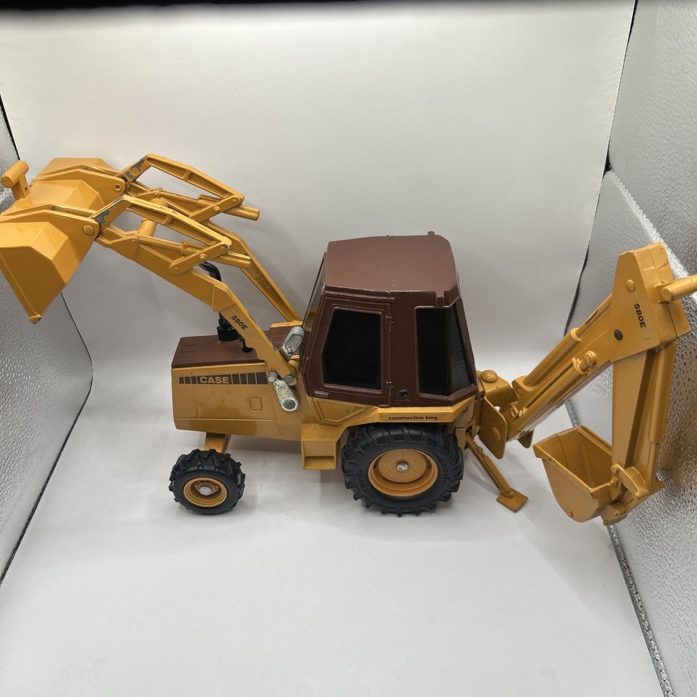 Ertl CASE 580E Construction King Backhoe Loader Diecast Model – Working Arms